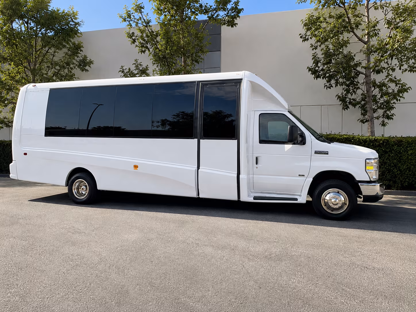 corporate airport transfer buses to will rogers world airport